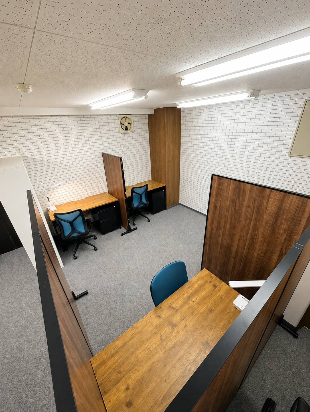 2nd.BASE STUDY ROOM の室内（時計のある壁側）