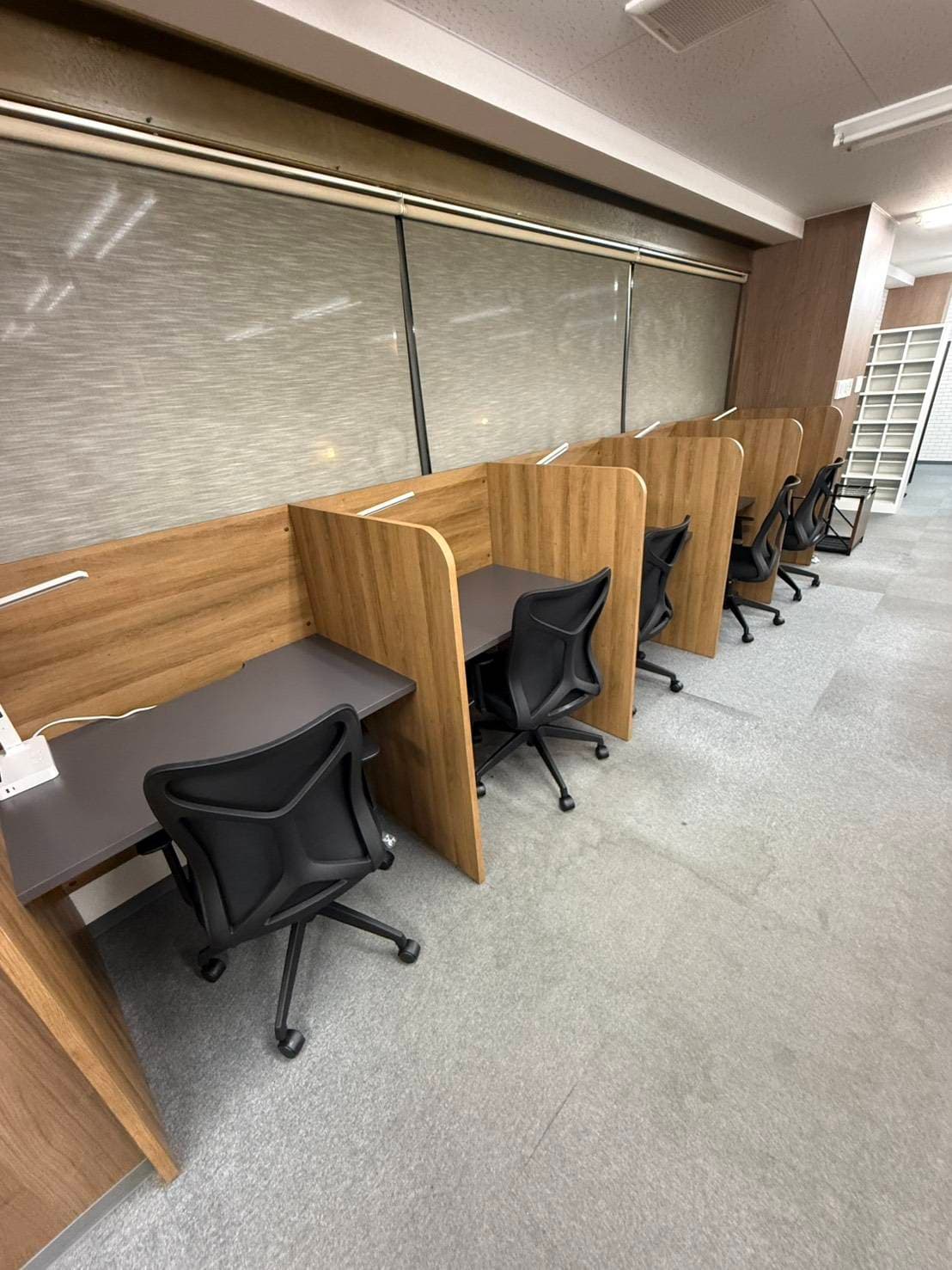 2nd.BASE STUDY ROOM の室内（半個室ブース列）