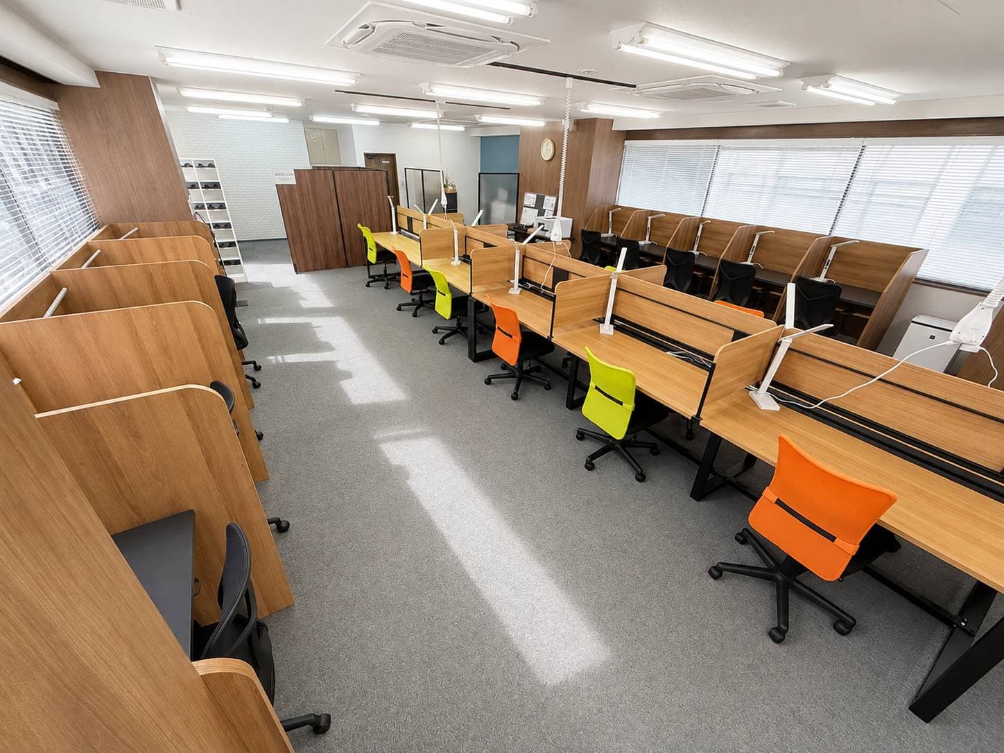 2nd.BASE STUDY ROOM の室内（自由席とブース席の全景）